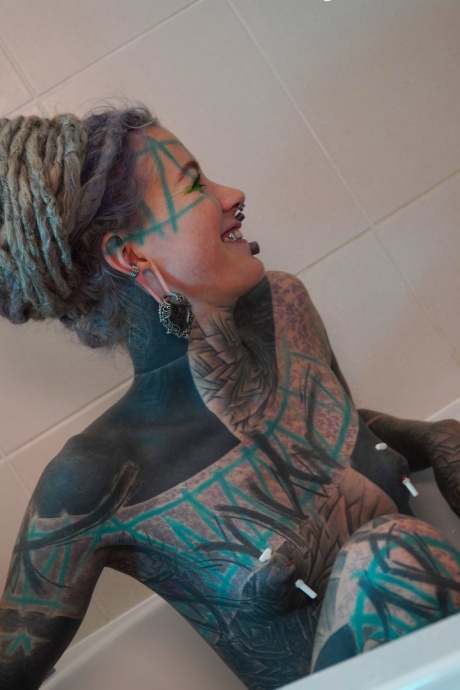 Альтернативные девушки Анускацц и Стейси Блум сжимают киски кулаками во время лесбийского секса в ванне 2