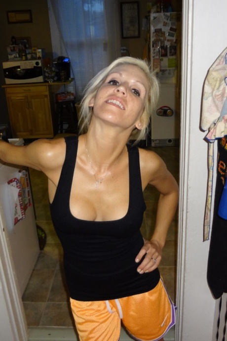 Горячую блондинку-любительницу застукали за этим занятием на различных откровенных снимках 15