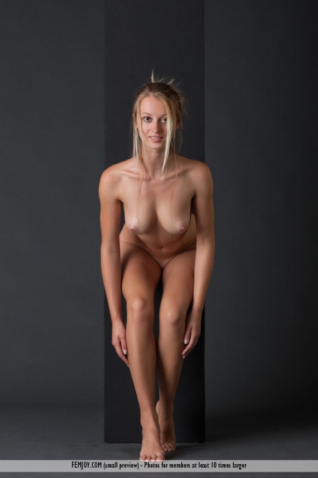 Красивая девушка Кариша держит свои красивые сиськи во время позирования обнаженной 9