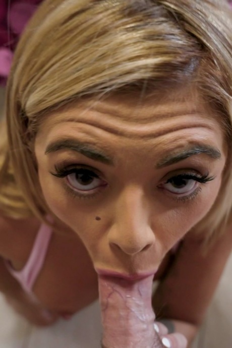 Вивианн Десильва и Кори Чейз кончают на колени во время секса от первого лица втроем 5