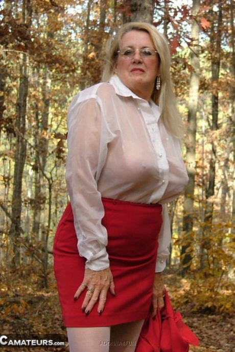 Возбужденная бабуля Адонна снимает трусики и забавляется с собой в лесу 5