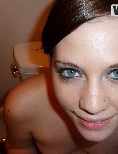 Любительская девушка Брэнди высасывает сперму из члена на домашнем секс-видео 10