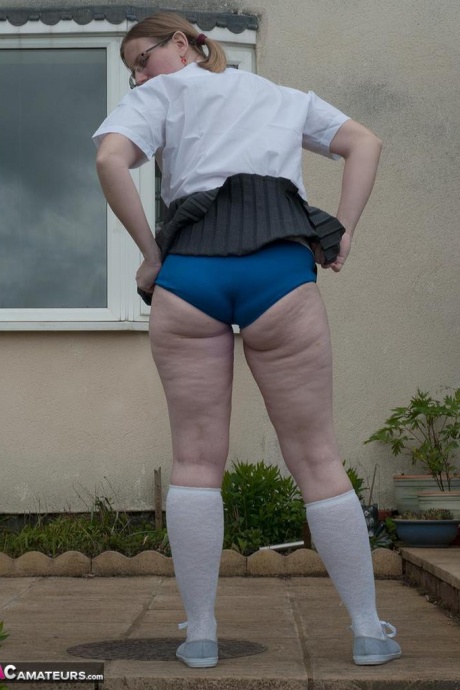 Толстая пожилая женщина Сэмми Шлюха освобождает свои сиськи и пизду от школьной одежды 12