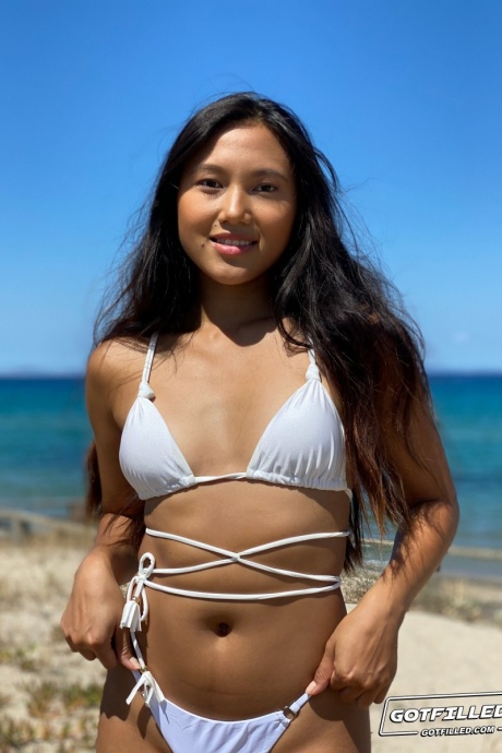 Молодая девушка Мэй Тай наслаждается спермой в жопе после дня, проведенного на пляже, а также сексом от первого лица. Кремовый пирог 2