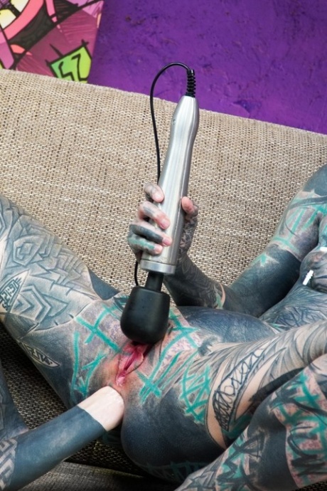 Сильно татуированные лесбиянки Анускатц и Сеси Милкимузз засовывают кулаки в жопы 10