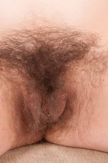 Модель-любитель Кара Бэнкс снимает платье, прежде чем освободить свой зад от прозрачных чулок 10