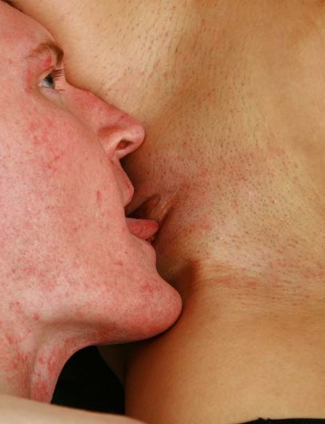 Русская блондинка заставляет своего покорного любовника-мужчину лизать ее киску в чулках 3