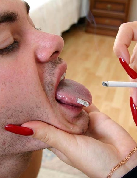 Красивая блондинка госпожа унижает раба, используя его в качестве пепельницы 12