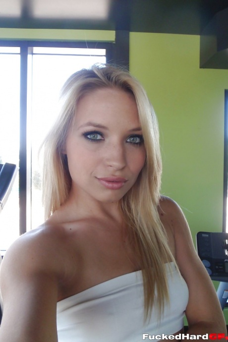 Горячая блондинка-подросток Алисса делает сексуальные селфи не обнаженной у себя дома 9