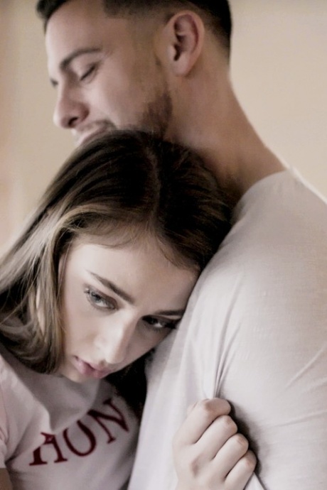 Плохую девочку-подростка Джию Дерзу сводный брат принуждает к тому, чтобы ей перерезали горло 2