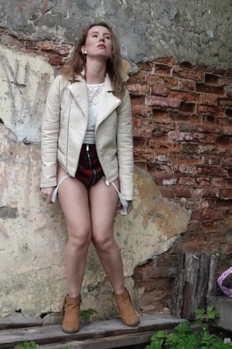 Коротко стриженная девушка Рита прячется за зданием, чтобы позарез помочиться 3