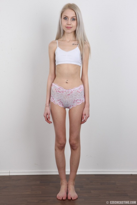 Худенькая 18-летняя девственница Наталья снимает с себя одежду, чтобы предстать обнаженной 7