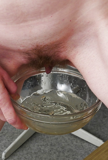 Одетая в чулки зрелая женщина вставляет зеркало в волосатую вагину 16