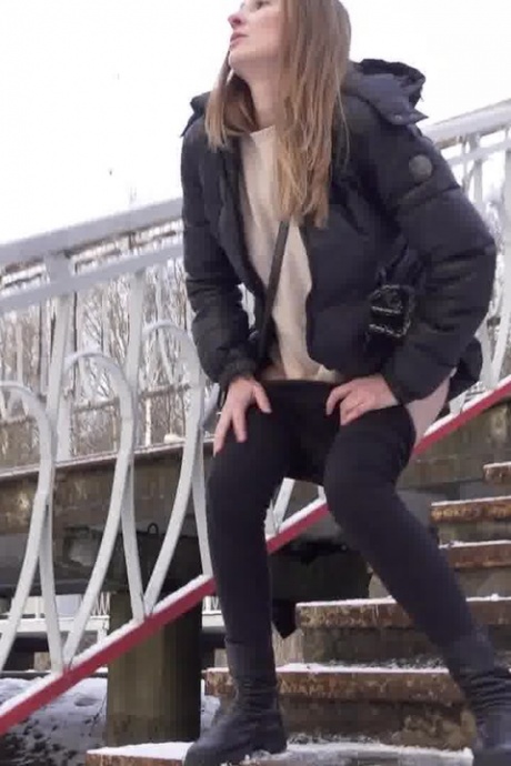 Кавказка Валя мочится на заснеженные ступеньки в общественном месте 13