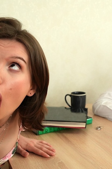 Милка Уэй занимается с полицейским оральным сексом на глазах у своего мужа 8