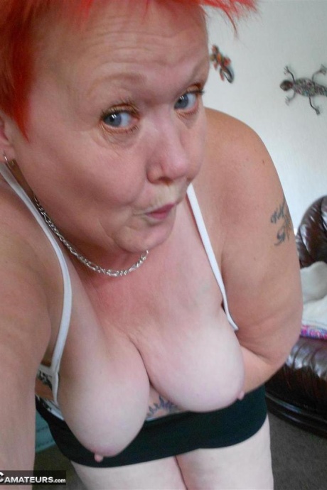 Рыжеволосая Вальгазмик постарше обнажила свои сиськи и пизду, делая селфи 11