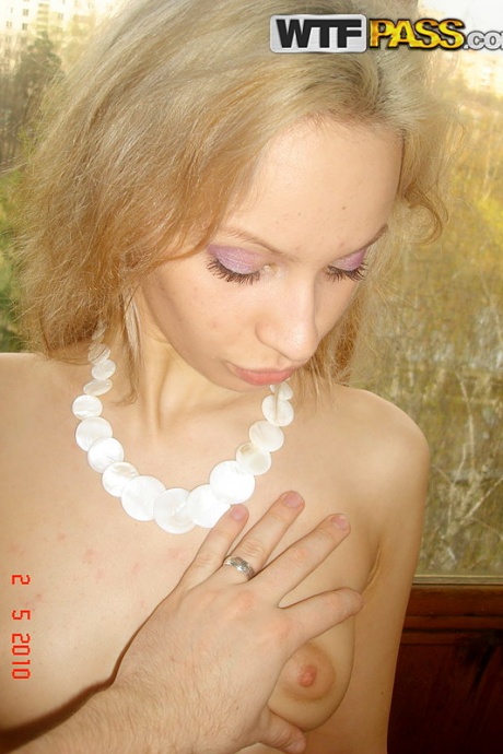 Крошечная блондинка Рита и ее друг-мужчина снимают домашнее порно 4