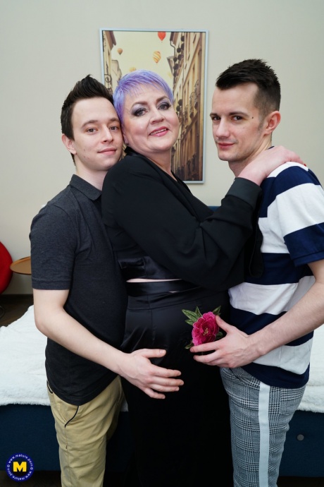 Женщина постарше и полнее щеголяет короткими крашеными волосами во время секса с гораздо более молодыми мужчинами 2