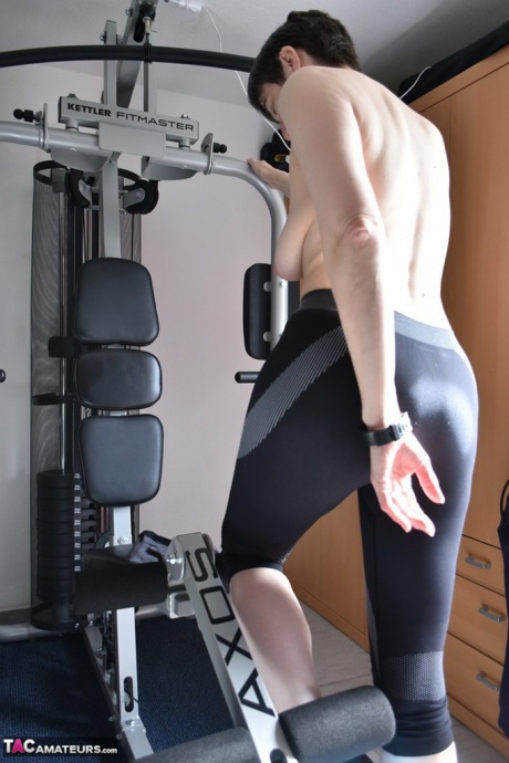 Подтянутая пожилая леди демонстрирует свои отвисшие сиськи во время тренировки в тренажерном зале 18