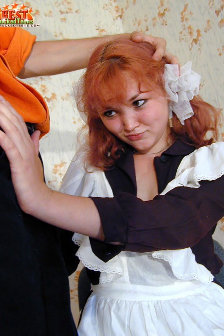 Рыжеволосая школьница трахается с парнем постарше, который застает ее за мастурбацией 9