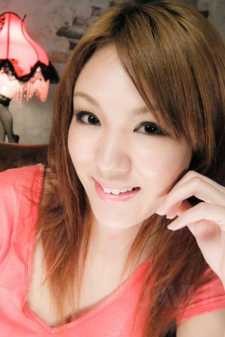 Рыжеволосую японку теребят пальцами и дилдо, прежде чем сделать минет 2