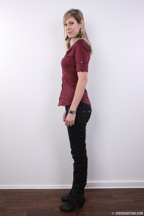 Девушка 20 с лишним лет обнажает натуральные сиськи, когда снимает с себя одежду 2