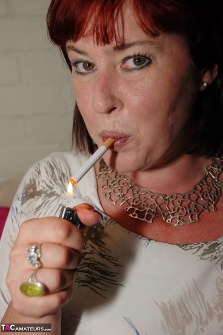 Рыжеволосая любительская толстушки курит, отодвигая обрезанные шорты в сторону на диване 6