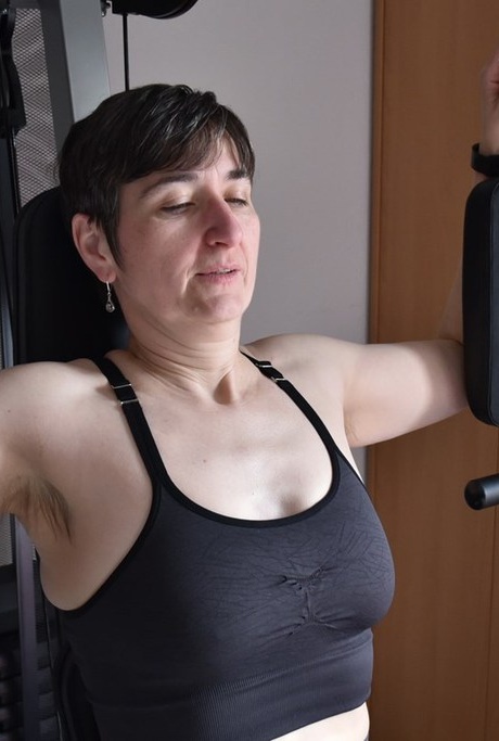 Подтянутая пожилая леди демонстрирует свои отвисшие сиськи во время тренировки в тренажерном зале 8