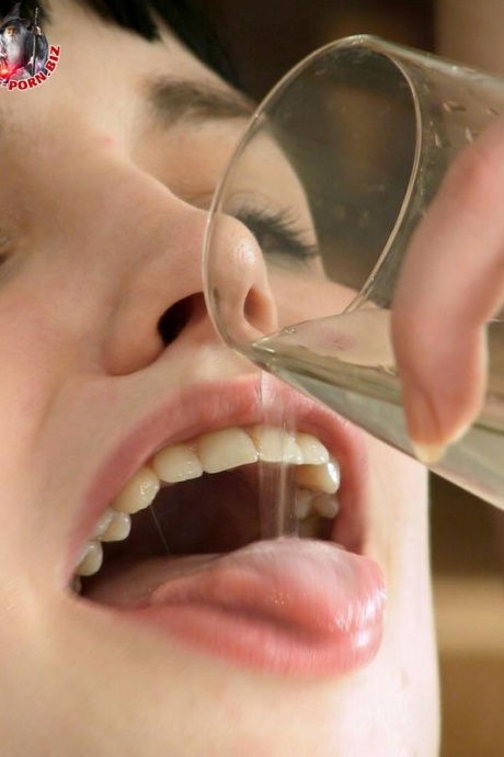 Девочки-подростки раздевают другую девушку догола, знакомя ее с лесбийским сексом 13