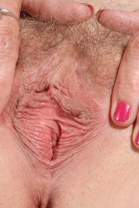 Зрелая Шерри снимает с себя одежду и играет с анальным отверстием 16