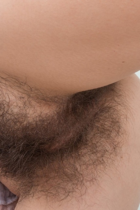 Любительская модель Халмия демонстрирует свои по-настоящему волосатые заросли и подмышки 10