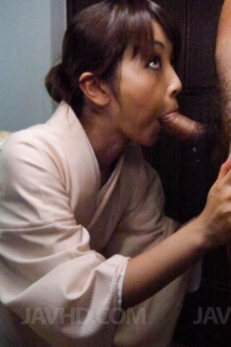 Японская красотка Марика получает сперму в рот во время орального секса 8