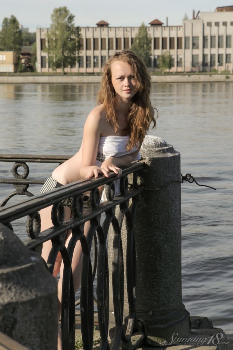 Едва достигшая совершеннолетия девушка Вега раздевается догола на перилах в общественном месте 12