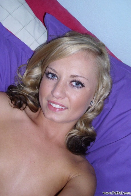 Худенькая любительская красотка Тифф показывает свою аппетитную киску на камеру 14