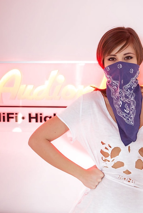 Любительская цыпочка в маске раздвигает красивую киску для домашних фото мастурбации 2