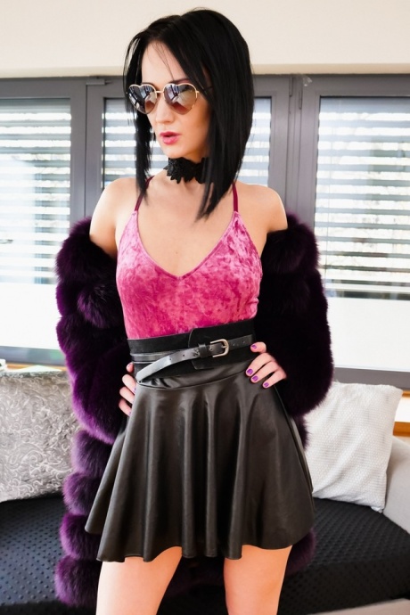 Темноволосая русская девушка Энджи Мун исполняет двойную анальную сцену в черном колье 1