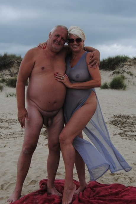 Пожилая платиновая блондинка Димонти посылает воздушный поцелуй на нудистском пляже со своим мужчиной 3
