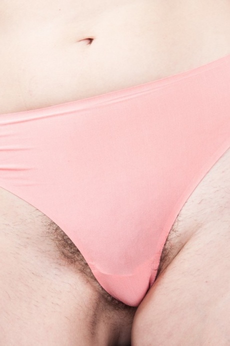 Бизнесвумен Вероника Сноу демонстрирует свой волосатый зад в своем домашнем офисе 5