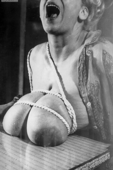 Большие груди связывают и разбрызгивают молоко в похабной винтажной сцене БДСМ