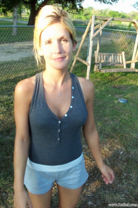 Горячую блондинку-любительницу застукали за этим занятием на различных откровенных снимках