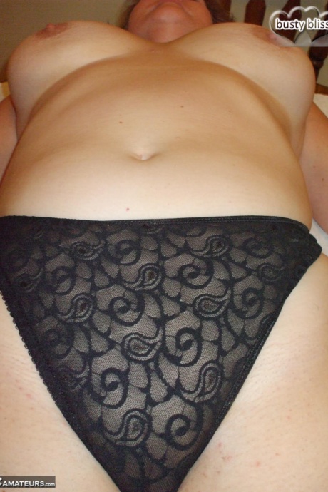 Пожилая леди грудастая Блисс демонстрирует свои большие натуральные сиськи, прежде чем показать свою киску