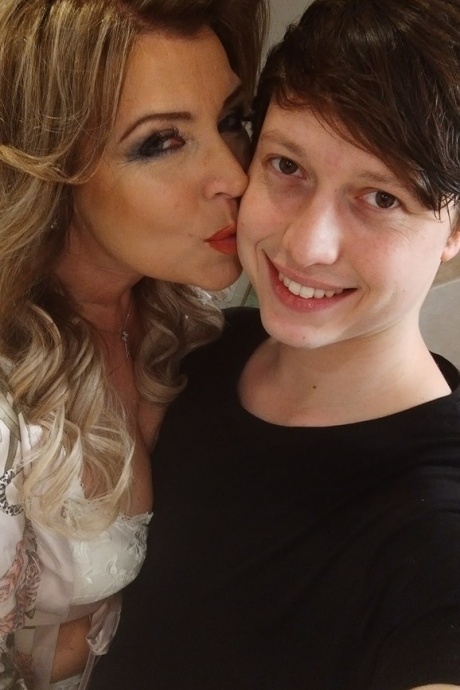 Белокурая пума Джанетт занимается сексом на кровати со своим гораздо более молодым любовником