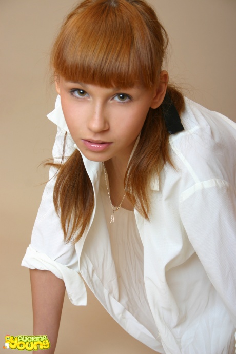 Соблазнительная рыжеволосая красотка позирует своим горячим подростковым телом в обнаженном виде совершенно одна