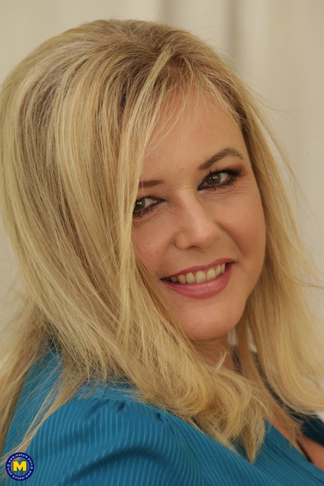 Полная домохозяйка играет со своей киской после раздевания до чулок