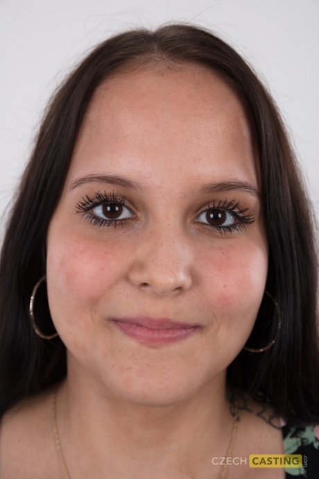 Пухленькая молоденькая Дениза впервые стоит голой перед киской крупным планом