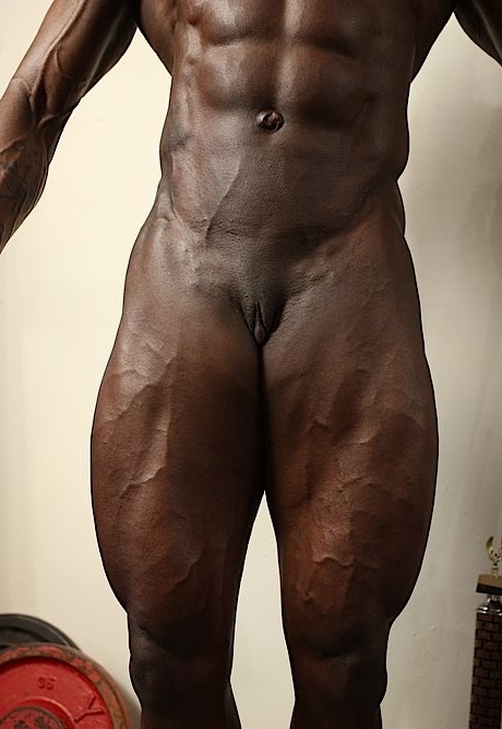 Чернокожая культуристка демонстрирует свое полностью накачанное тело во время тренировки в обнаженном виде