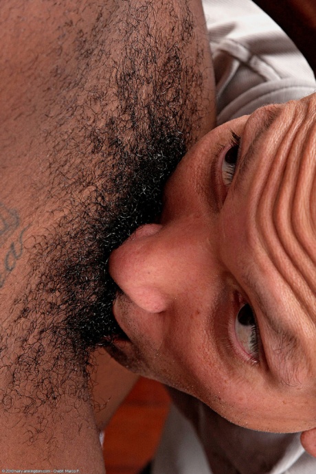 Негритянка любительница Джордан Любовник предлагает свою волосатую киску языку и члену