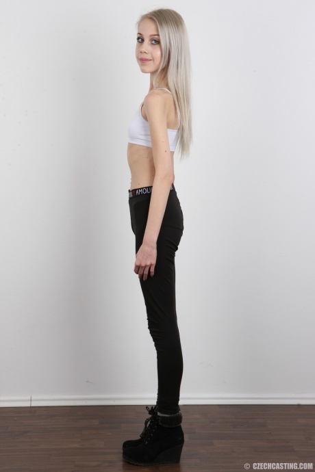 Худенькая 18-летняя девственница Наталья снимает с себя одежду, чтобы предстать обнаженной