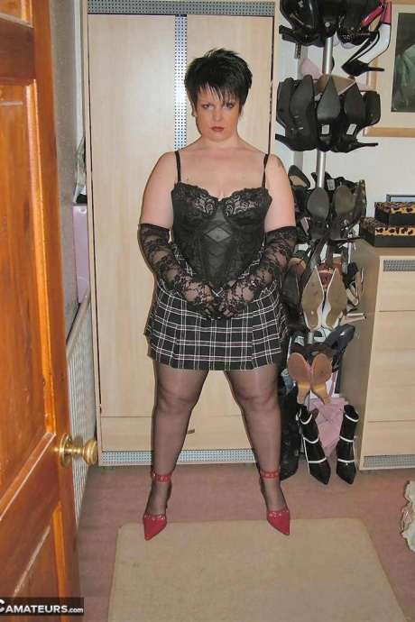 Британская любительница Дабл Ди обнажает свои натуральные сиськи перед сексом