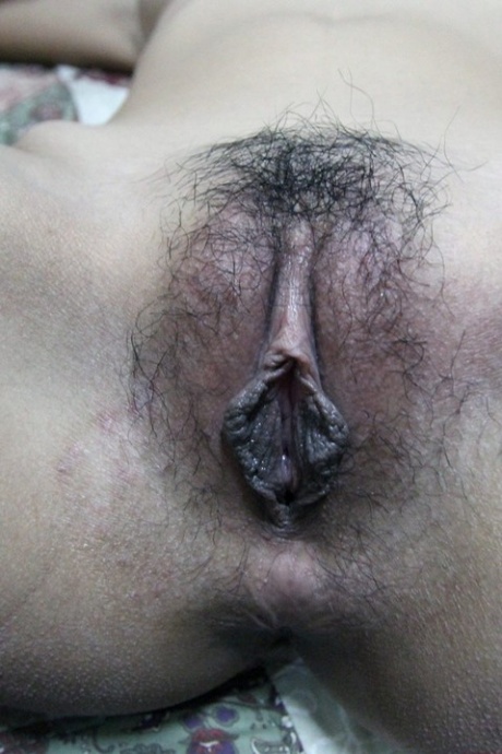 Возбужденная азиатка с очень волосатой киской и красивыми большими упругими сиськами показывает, как нужно кончать